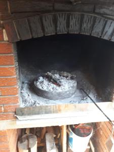 特罗吉尔Olive garden Trogir - mobil home的砖炉里烹饪比萨饼