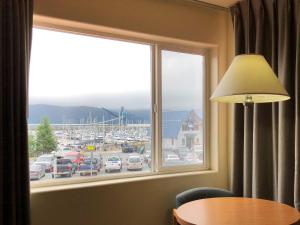 西沃德微风汽车旅馆的享有海港景色的大窗户
