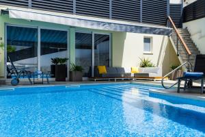 赫瓦尔Hotel - Aparthotel Teranea City Hvar的房屋前的游泳池