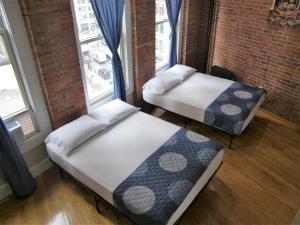 纽约曼哈顿中城一室公寓的带2扇窗户的客房内的2张床