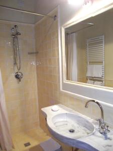 彼得拉桑塔阿卡迪亚乡村民宿的浴室配有盥洗盆和带镜子的淋浴