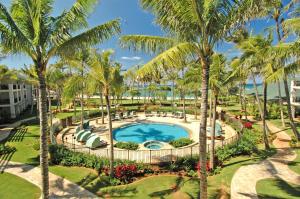 卡胡库Ocean Villas at Turtle Bay的享有度假村的空中景致,设有游泳池和棕榈树
