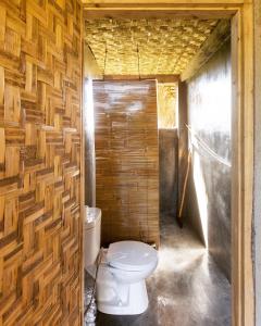 里辛Bamboo & B的一间带卫生间和木墙的浴室