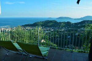 莱里奇LA CASTELLANA Una Finestra sul Mare- Air Conditioned的阳台配有两把椅子,享有海景。