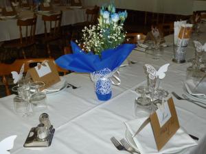 加比费耶迪罗卡西亚酒店的一张白色桌子,上面有蓝色花瓶
