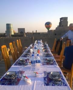 希瓦Meros B&B的长桌,带瓶装水和热气球