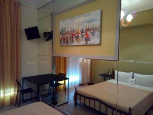 雅典萨皮恩酒店的客房设有两张床、一张桌子和一幅画