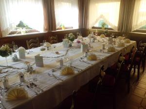 Schwanberg施万酒店及餐厅的一张长桌,房间配有白色桌布