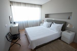 雅典Athens Center Panoramic Flats的卧室配有白色的床和窗户。