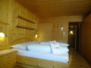 温特Gasthof Geierwallihof的小木屋内一间卧室,配有一张床