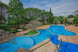 Ban Muak Lek姆克雷天堂度假酒店的度假村游泳池的图片