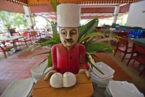 Ban Muak Lek姆克雷天堂度假酒店的坐在桌子上厨师的雕像