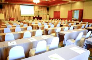 Ban Muak Lek姆克雷天堂度假酒店的配有桌椅和讲台的会议室