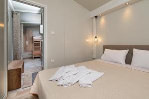 卡拉姆西Camping Tsitreli的一间卧室配有一张带白色毛巾的床