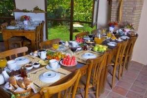 奇拉茨利以弗索斯精品酒店的一张长木桌子,上面有食物和水果
