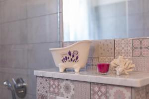 巴斯卡Studio Villa Ivka的浴室柜台,上面有碗和杯子