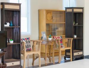 乌汶乌汶佳地公寓的一间带木桌和椅子的用餐室