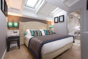 佛罗伦萨斯帕戴酒店的一间带大床的卧室和一间浴室