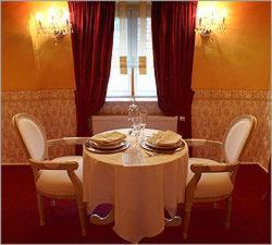 雷根斯堡元素酒店的一张桌子、白色的桌布、椅子和窗户