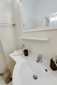 玛利亚采尔瓦兹和美瑞驰酒店的白色的浴室设有水槽和镜子