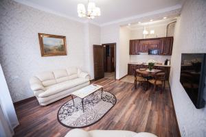 利沃夫步行中心区ASAO公寓的客厅配有沙发和桌子