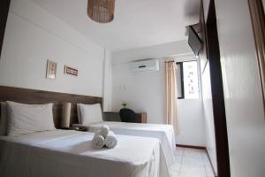 马塞约格哥达艾马酒店的两张位于酒店客房的床,配有毛巾
