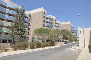 艾卜哈New Abha Resort的公寓大楼前一条空的街道