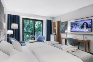 索波特Hotel Testa的酒店客房设有两张白色的床和一张书桌