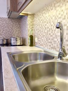 凯里翁Mersina Apartments的厨房里的一个不锈钢水槽