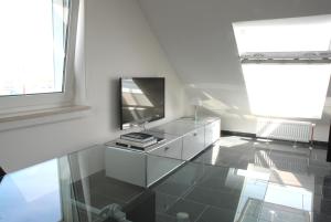 黑尔戈兰岛Dünenblick Apartments的一间配有电视的客厅和玻璃地板