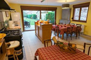 GoxwillerAu gre des chateaux的厨房以及带桌椅的用餐室。