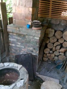 博尔若米Guest House Borjomi的一堆烧木柴的砖炉