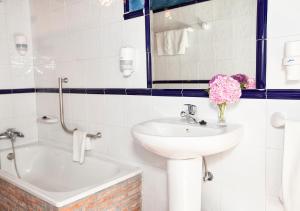 Sobrepiedra卡瑟纳索布雷皮尔德拉乡村民宿的白色的浴室设有水槽和镜子