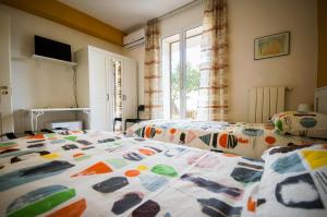 拉古萨BEB BRUSCE' FRANCO E TINA的一间卧室设有两张床和窗户。
