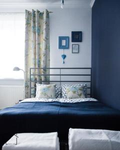 切比尼亚Hostel 33的蓝色的卧室设有床和窗户