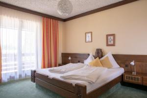 法克湖畔埃格Hotel Kanz的一间卧室设有一张床和一个大窗户