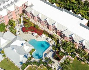 拿骚天堂岛康福特茵套房酒店的享有带游泳池的度假村的空中景致
