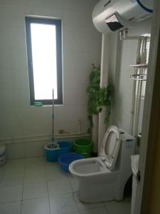 武威武威栖游太空舱青年客栈的浴室设有卫生间和3桶水