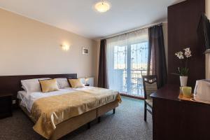 弗瓦迪斯瓦沃沃威拉格维特旅馆的酒店客房设有床和窗户。
