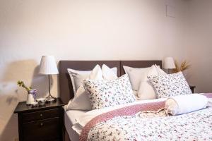 克雷姆尼察维扎旅馆的一间卧室配有一张带枕头和桌子的床