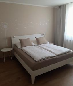 格拉茨Apartment Graz Murpromenade的白色客房的一张床位,设有窗户