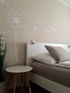 格拉茨Apartment Graz Murpromenade的一间卧室配有一张带蒲公英墙贴纸的床