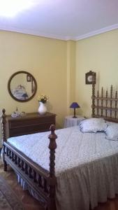 庞特维德拉Habitacion Privada en Piso Familiar的一间卧室配有一张大床和镜子