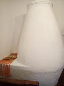 奥巴曹洛克Cherry Apartman的一张睡床上的白色大花瓶