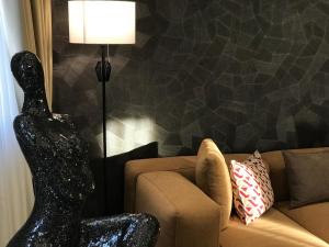 地拉那Hotel Deluxe的带沙发和台灯的客厅