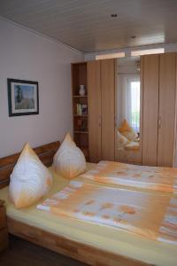 埃森Ferienwohnung Wandelt的卧室配有带白色枕头的大床