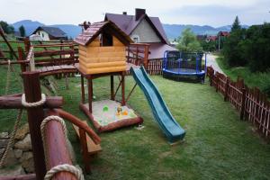 GrywałdDomki u Huberta的一个带滑梯和游戏结构的游乐场
