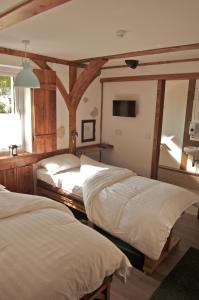 巴尔马哈Birchwood Guest Lodge的木梁客房的两张床
