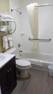 DuPont Suites - Louisville - St. Matthews的一间浴室