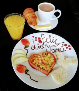 莱瓦镇Chez Alicia Hostal的心形早餐,包括一杯咖啡